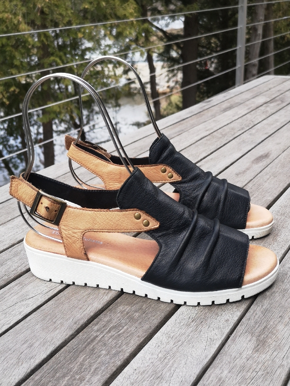 Django & Juliette leather sandals